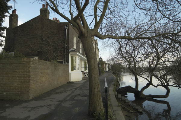 Picture &copy; Peter Marshall, 2004