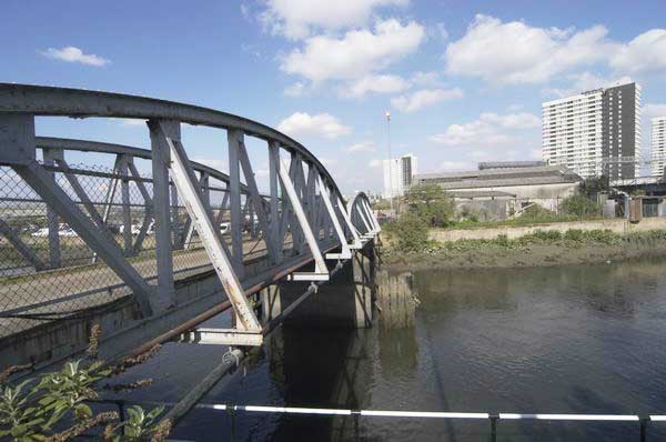 Picture &copy; Peter Marshall, 2004