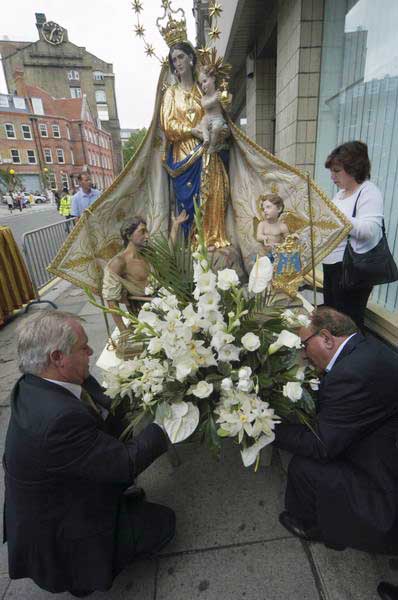 Picture &copy; Peter Marshall, 2004