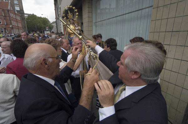 Picture &copy; Peter Marshall, 2004