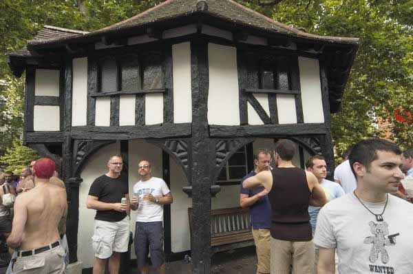 Picture &copy; Peter Marshall, 2004