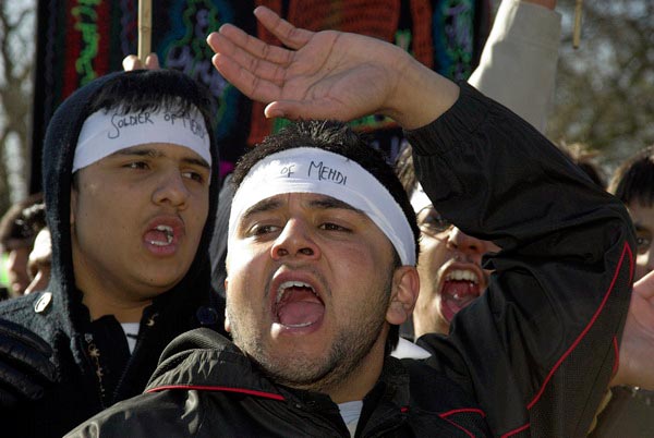 Muslims oppose Samarra bombing. © 2006, Peter Marshall