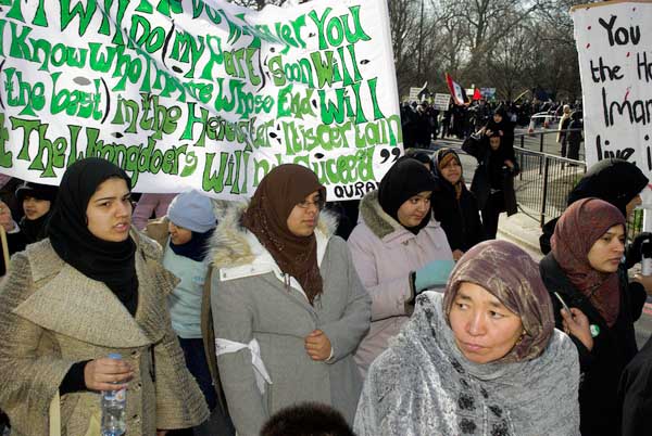 Muslims oppose Samarra bombing. © 2006, Peter Marshall