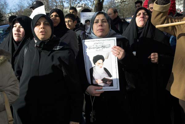 Muslims oppose Samarra bombing. &copy; 2006, Peter Marshall
