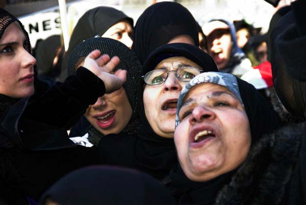 Muslims oppose Samarra bombing. &copy; 2006, Peter Marshall