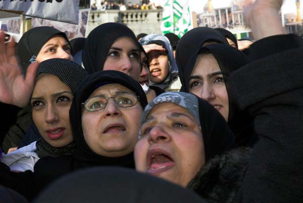 Muslims oppose Samarra bombing. &copy; 2006, Peter Marshall