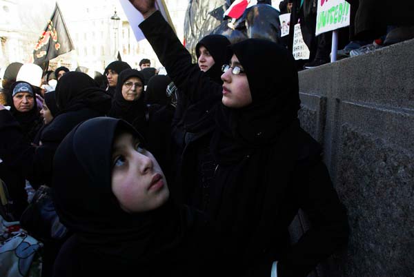 Muslims oppose Samarra bombing. &copy; 2006, Peter Marshall