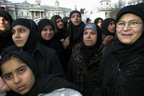 Muslims oppose Samarra bombing. &copy; 2006, Peter Marshall